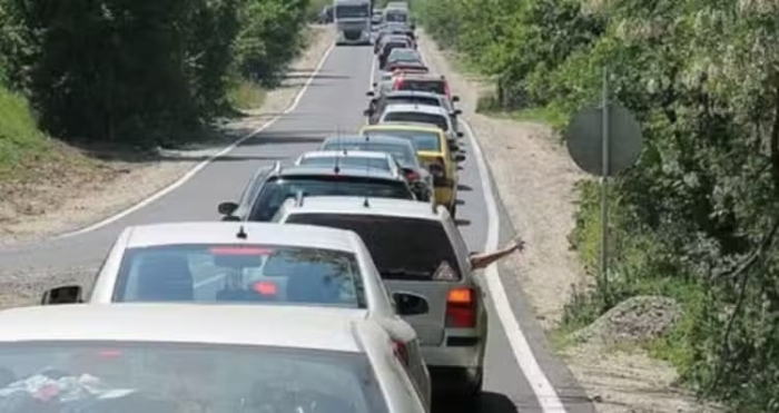 Кресна отново в капан: Задръствания и недоволство заради светофара, местни хора искат премахването му