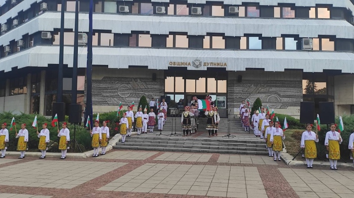 Дупница чества Съединението със звън на камбани, водосвет и молебен