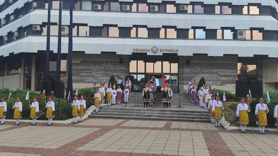 Дупница чества Съединението със звън на камбани, водосвет и молебен