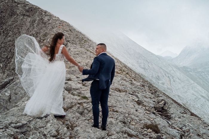 Дупнишка булка развя воал и повтори заветното „ДА” на 2 810 м.н.в.! Семейството засне уникална фотосесия от ръба на Кончето в Пирин