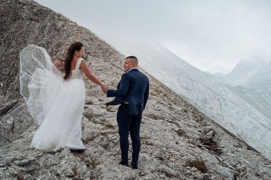 Дупнишка булка развя воал и повтори заветното „ДА” на 2 810 м.н.в.! Семейството засне уникална фотосесия от ръба на Кончето в Пирин