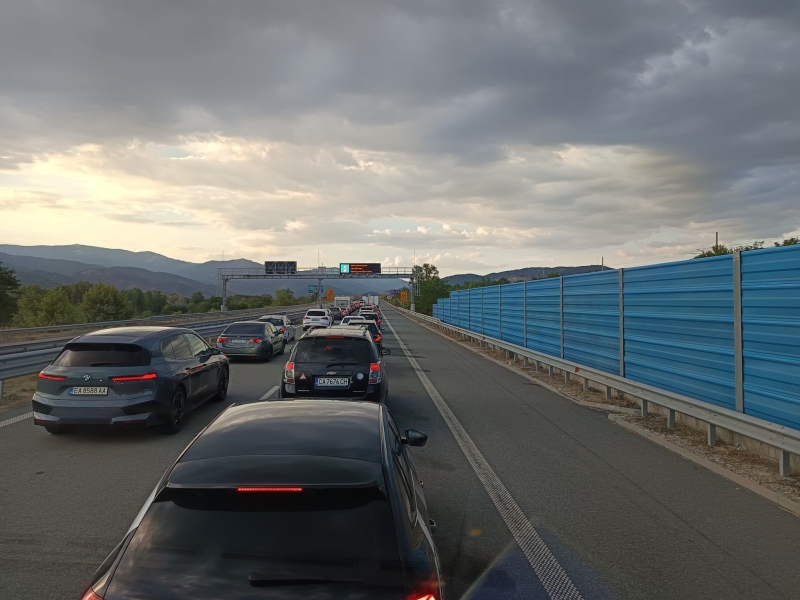 След почивните дни: Тапа над 3 км блокира АМ Струма