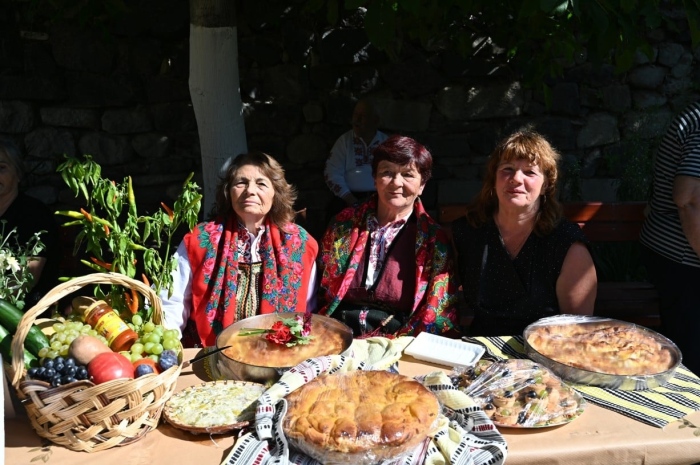 Гурме в Брежани! Иван Звездев сготви над 100 порции пиле с булгур и кестени