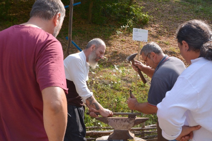 Банският ковач Радослав Сарафов демонстрира майсторство в Етъра