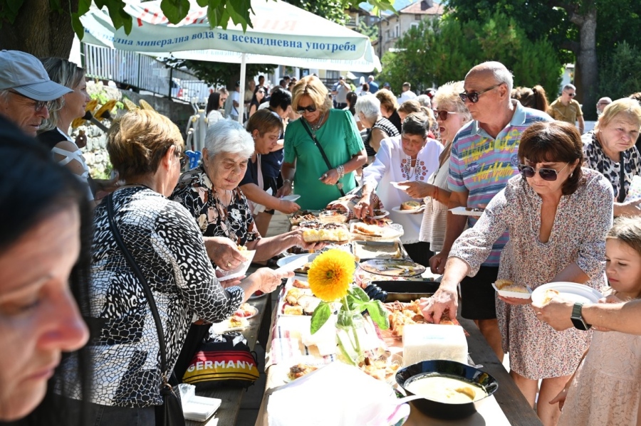 Гурме в Брежани! Иван Звездев сготви над 100 порции пиле с булгур и кестени