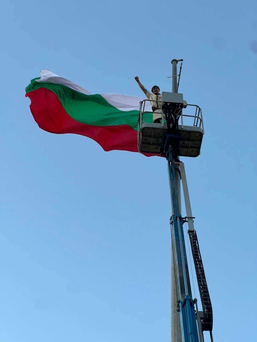 Нов трибагреник се развя над Дупница, постави го депутатът от ГЕРБ Даниел Александров 