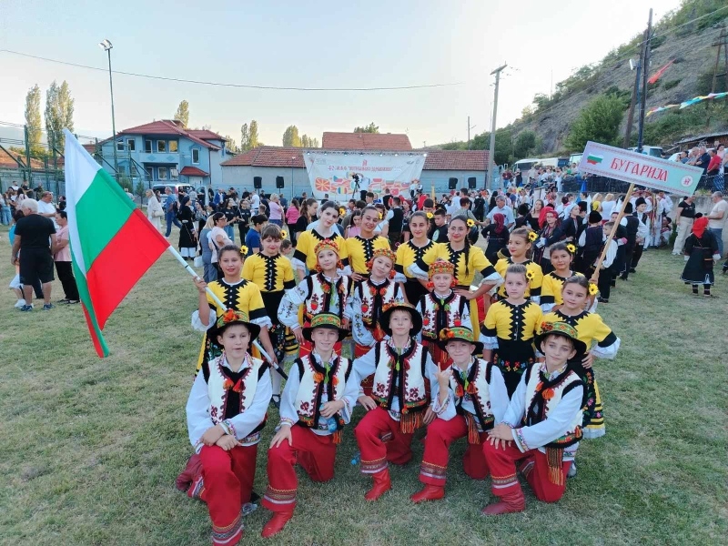 Дупнишки танцьори обраха овациите на фестивал в Северна Македония