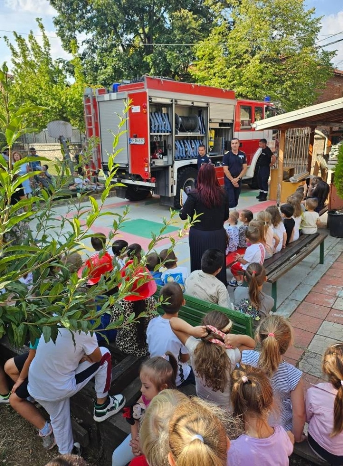 Истинските герои гостуваха на Детска градина ”Калина“ в Дупница