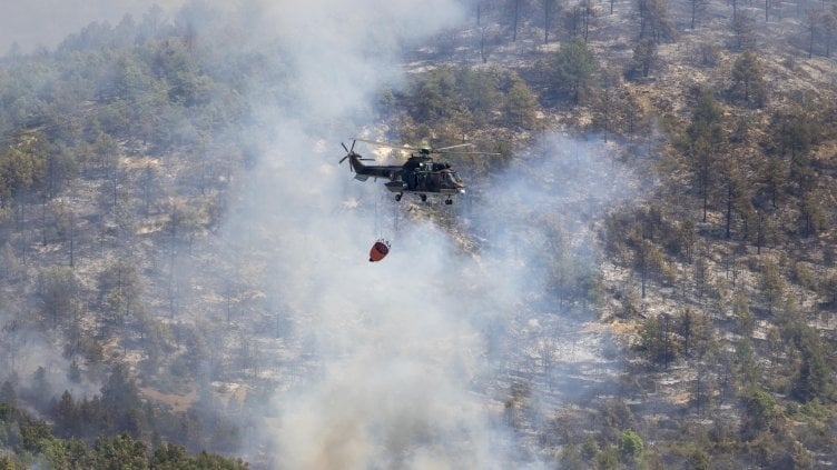 Хеликоптер Ми-17 участва в гасенето на пожара над Илийна река! Горят над 250 дка вековни гори и местообитания на животни 