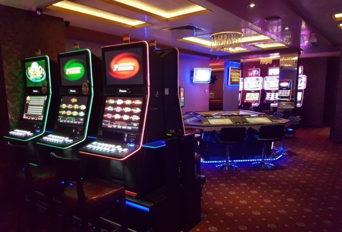 Бесен комарджия изпотроши игрален автомат в Кочериново