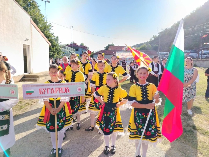 Дупнишки танцьори обраха овациите на фестивал в Северна Македония