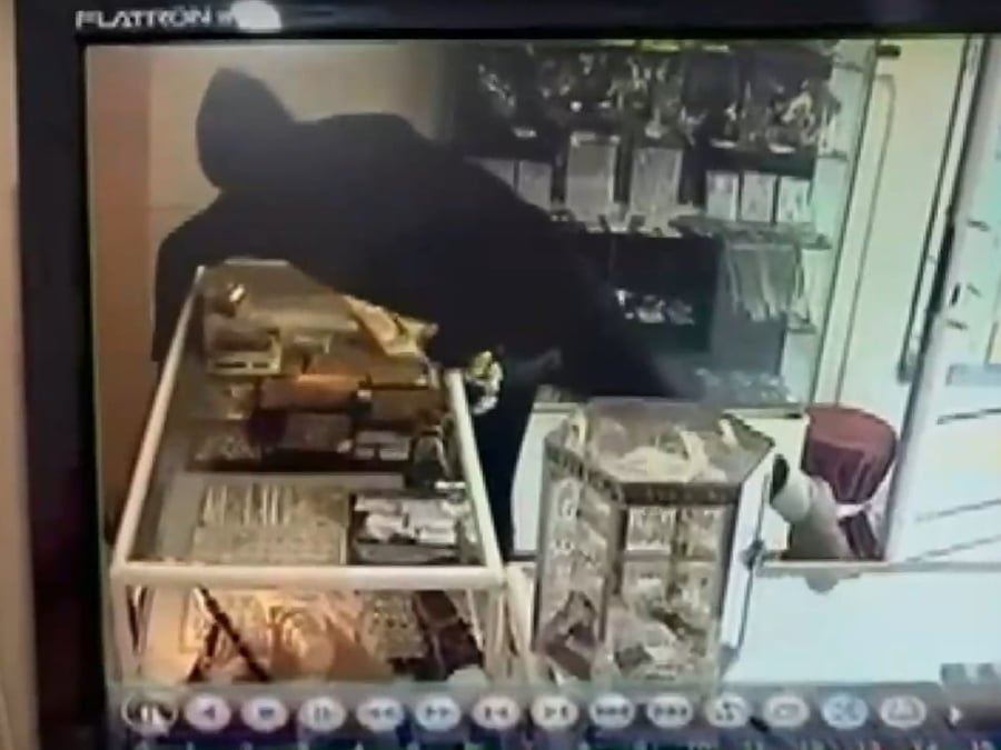 Пуснаха срещу парична гаранция и под надзор на родител обирджиите на златарско ателие в Дупница 