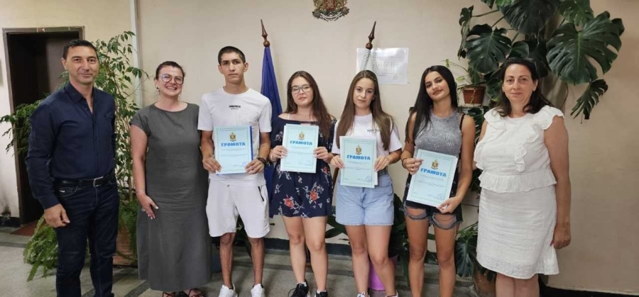 Полицията в Благоевград награди младежи за проявена смелост! Спрели пиян водач в санданското село Лозеница 