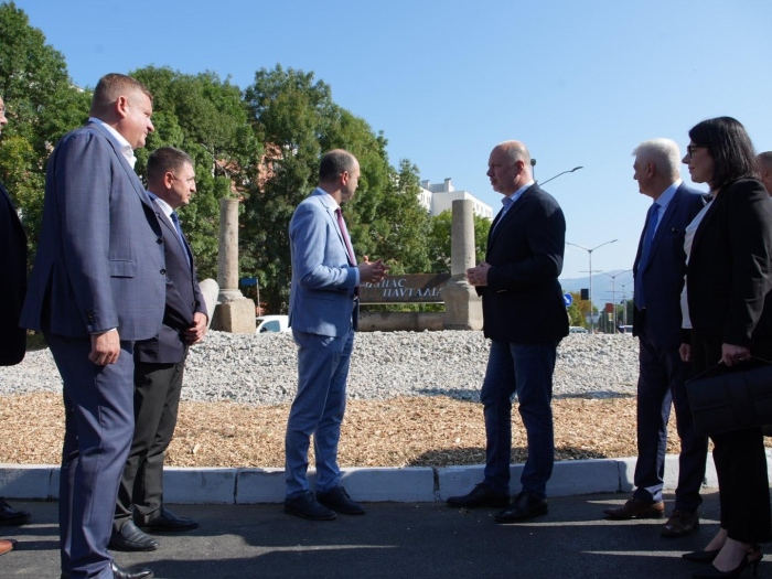 Обновиха кръгово кръстовище при входа на Кюстендил за 4 млн. лв. 