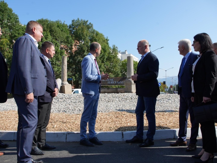 Обновиха кръгово кръстовище при входа на Кюстендил за 4 млн. лв. 