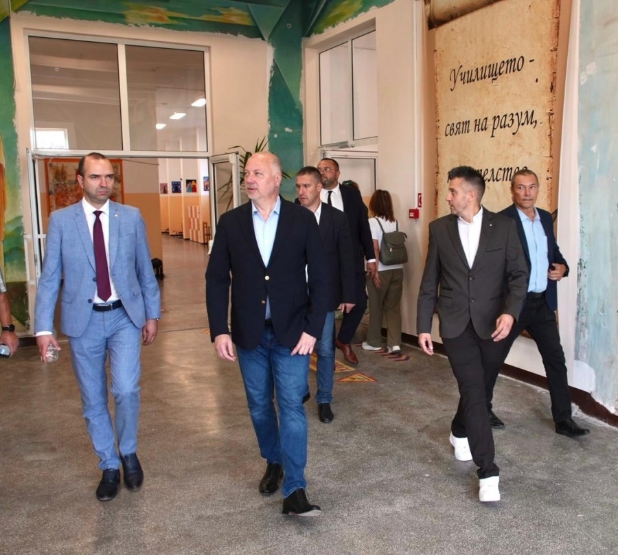 Премиерът Росен Желязков впечатлен от реновирано училище в Кюстендил с нови технологии и STEM кабинети
