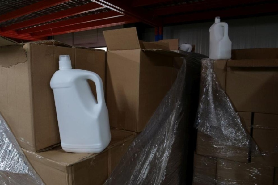 Разкриха склад за фалшиви перилни препарати и детски артикули, продавани онлайн