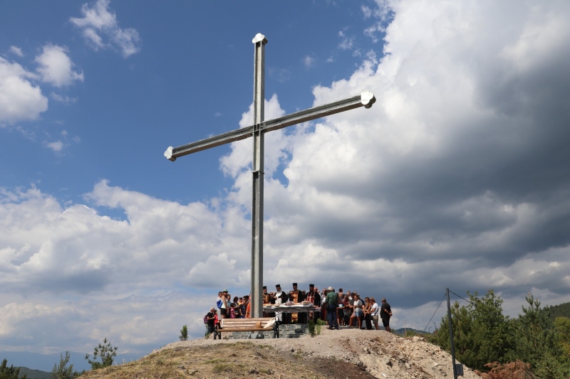 Осветиха новопостроения кръст над село Гостун