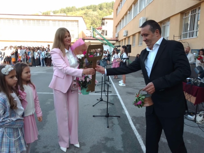 ОУ „Евлоги Георгиев“ в Дупница започна 128-ата си учебна година: Откриха я с тържество и водосвет