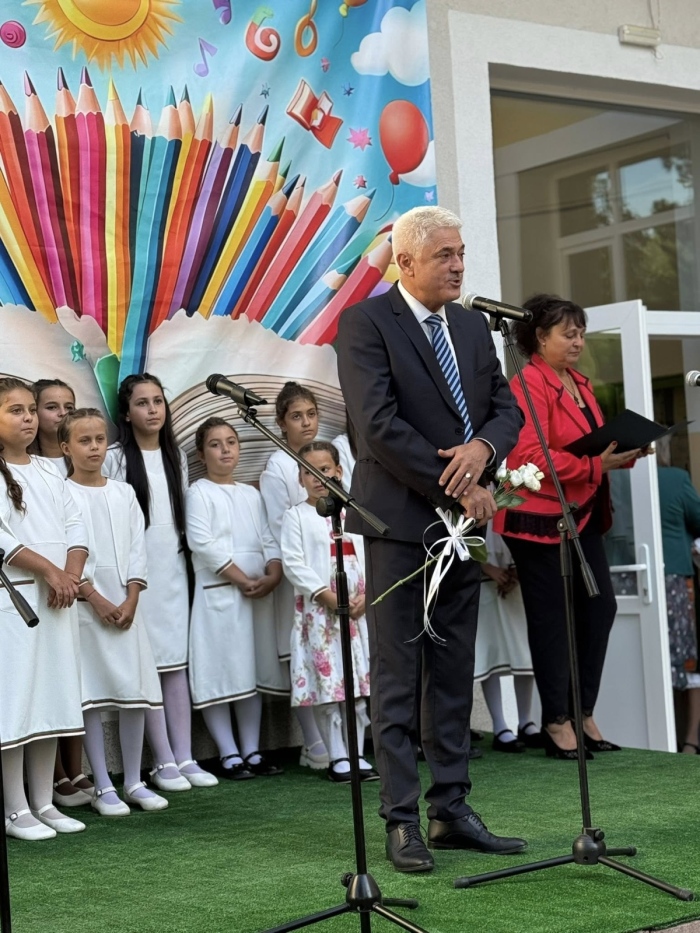 Областният управител пожела на добър час на учениците от Трето ОУ “Проф. Марин Дринов”