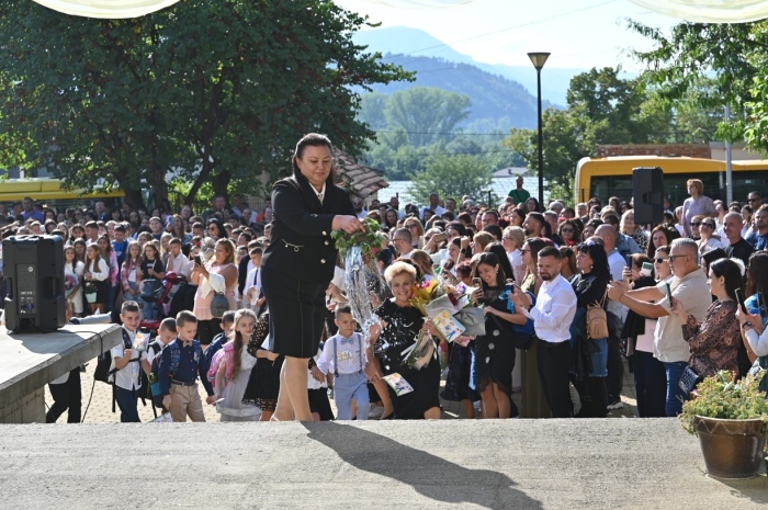 Училищният двор в Симитли отново се изпълни с радост и вълнение! 57 първокласници прекрачиха прага на знанието 