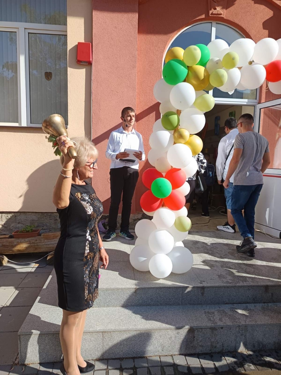 Тържествен старт в Сапарева баня: 43 деца прекрачиха прага на СУ „Христо Ботев“