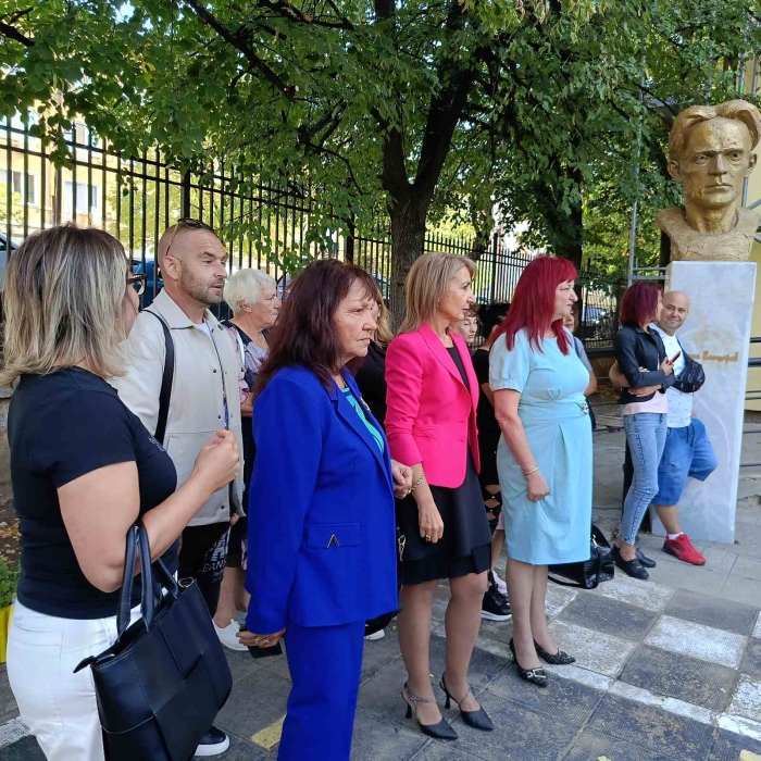 Учебната година открита и в обновените училища в Бобов дол