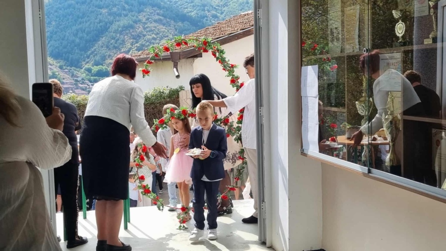 С питка и мед посрещнаха първолачетата в гр. Рила