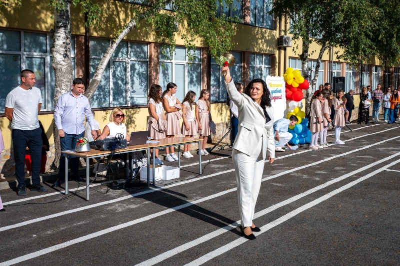 Стотици усмивки разпръснаха облаците и дадоха слънчев старт на учебната година в СЕУ ”Паисий Хилендарски” (СНИМКИ)