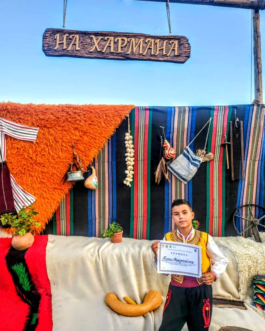 8-годишният Борис Миразчийски представи достойно Дупница на фестивала „На хармана“