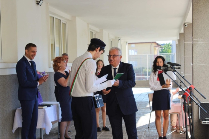 Гордост в Гоце Делчев! В училище посрещнаха с признателност Петър Попов за злато по астрономия от Индия