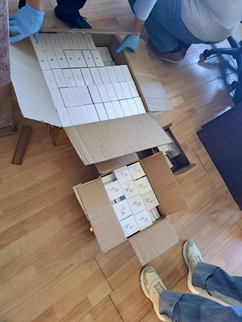 ГДБОП и прокуратурата в Перник разбиха схема за онлайн търговия с фалшиви слушалки от Батановци (СНИМКИ)