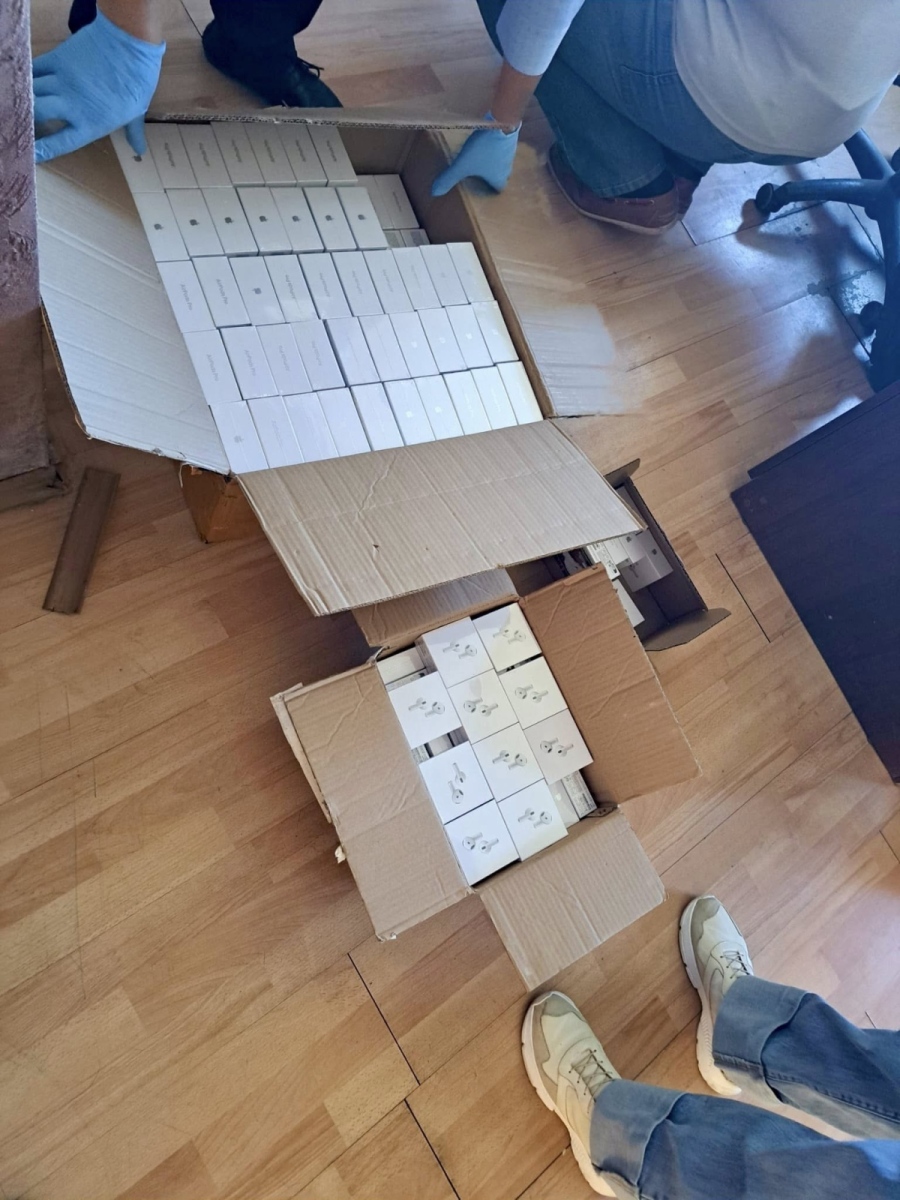 ГДБОП и прокуратурата в Перник разбиха схема за онлайн търговия с фалшиви слушалки от Батановци (СНИМКИ)