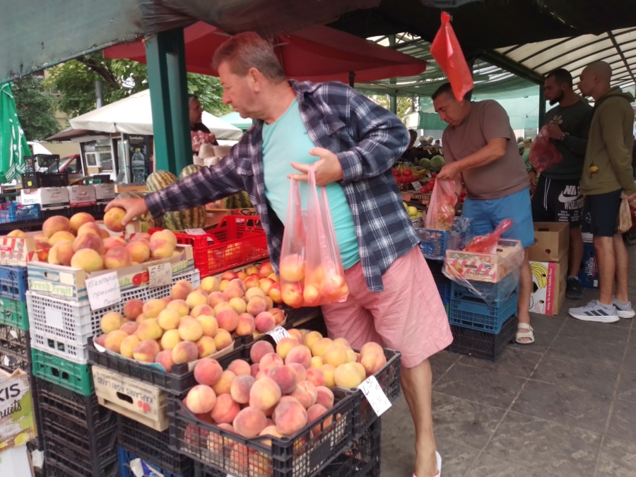 На дупнишкия пазар в сряда: Много търговци, стока и клиенти