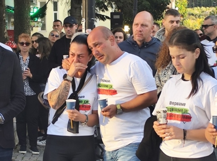 Със стотици свещички: Разлог почете паметта на малкия Иван, загинал при парасейлинг