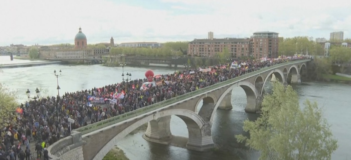 Близо 1 млн. стачкуващи блокират Франция (ВИДЕО)