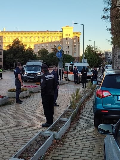 Полицай, охраняващ протеста пред НС, почина