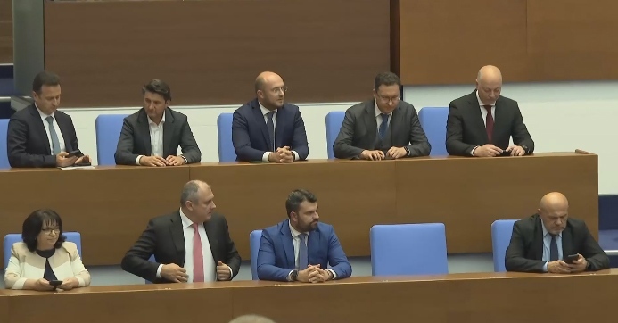 Кабинетът „Желязков” оцеля след петия вот на недоверие