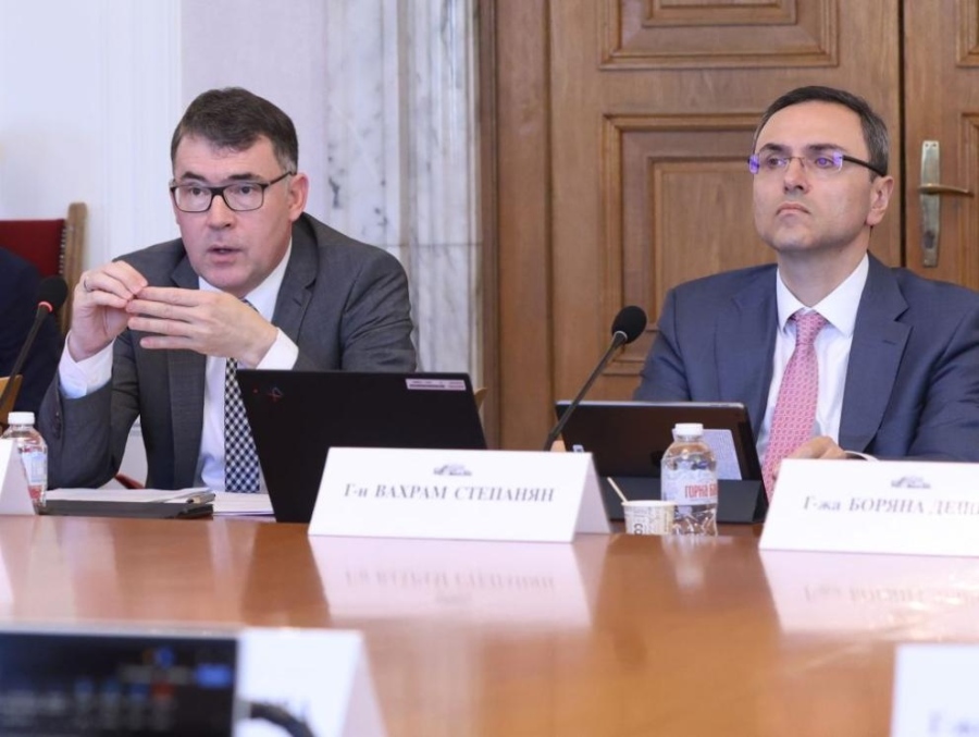 Затягане на коланите или сериозен дефицит! МВФ ни съветва:Спрете да вдигате заплатите на чиновниците и премахнете плоския данък