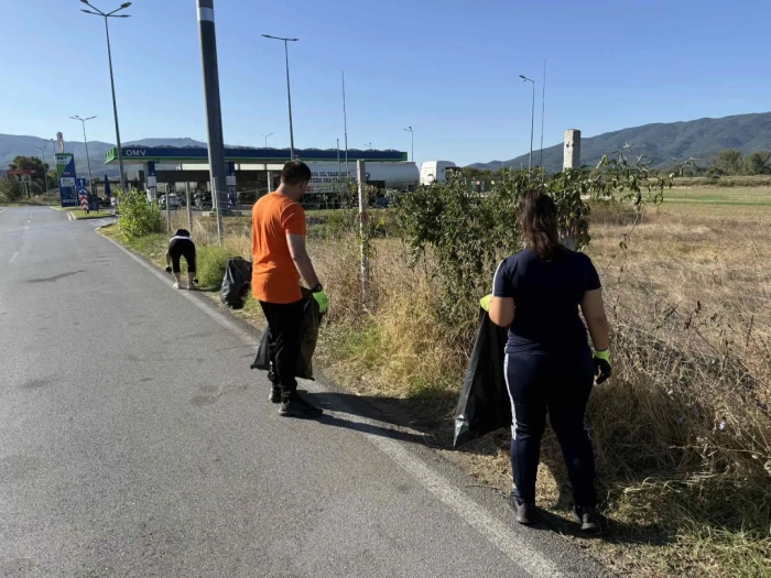 Служители на община Петрич чистят в района на граничен пункт \