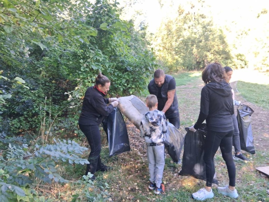 Служителите на Областна администрация – Перник почистиха парка над  пожарната служба
