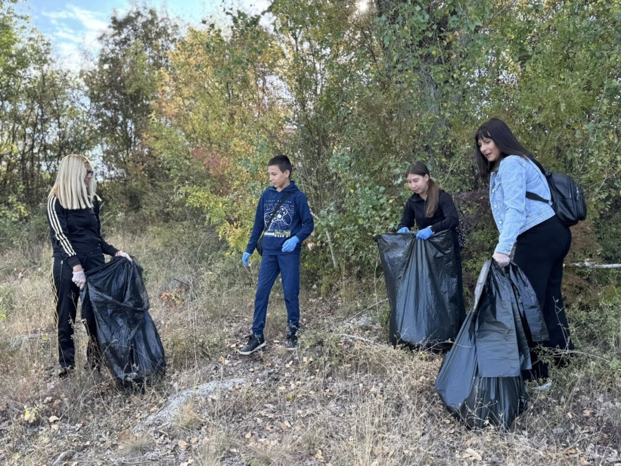 Майки за пример! Служителки от Областна управа-Кюстендил чистиха заедно с децата си, учат ги на грижа към природата