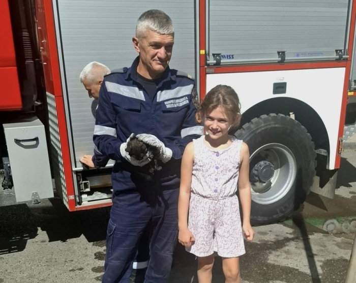 Добрият пример! Огнеборци от Дупница спасиха бедстващо коте по сигнал на деца
