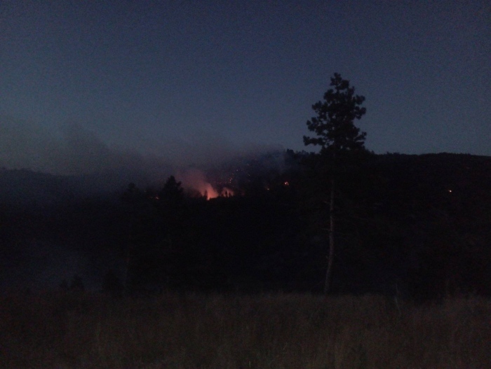 Голям пожар пламна над брезнишкото село Горни Романци, горят над 120 дка бял и черен бор
