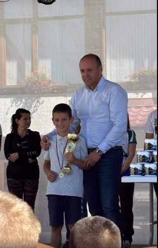 Малки колоездачи предизвикаха себе си по трасето \