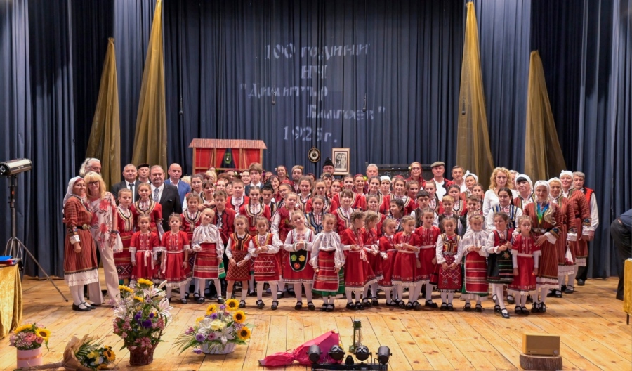 Искрата продължава да гори! Читалището в Добринище навъртя век