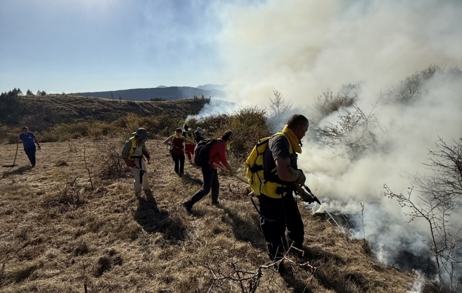 Доброволци за първи път гасиха с нови раницови пожарогасители веднага след обучение край Ерма