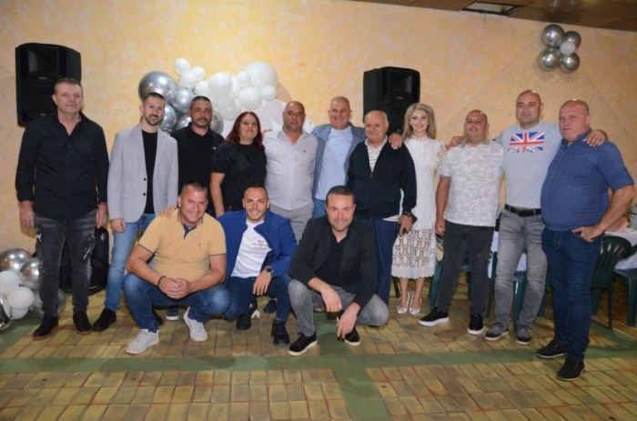 Кметът на Брежани Петьо Борисов черпи за 50-и юбилей