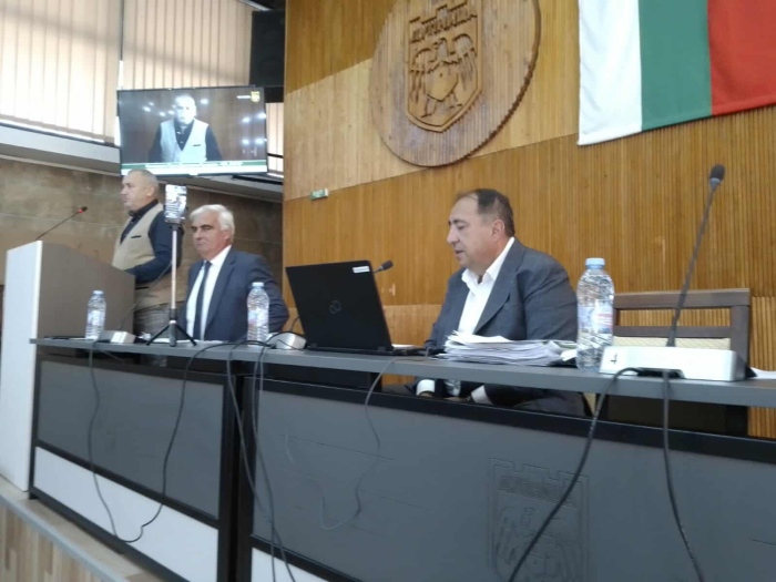 ОбС в Дупница утвърди маломерните паралелки в училищата. Емил Гущеров: Храната за детските градини в Яхиново, Крайници и Червен брег се кара с микробус, превозващ работници, ще сезирам МЗ