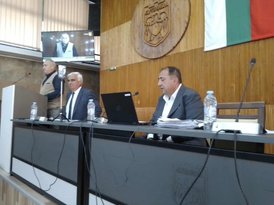 ОбС в Дупница утвърди маломерните паралелки в училищата. Емил Гущеров: Храната за детските градини в Яхиново, Крайници и Червен брег се кара с микробус, превозващ работници, ще сезирам МЗ